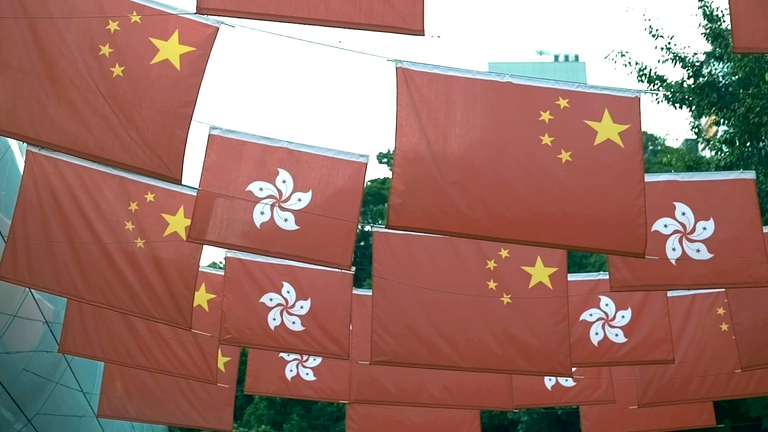 Čína je nyní pevně pod kontrolou a Mandarin je stále častěji slyšet na ulicích Hongkongu