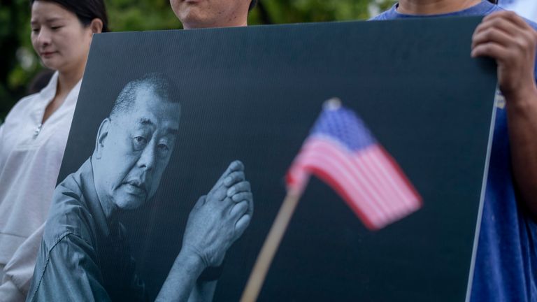 Protestující mimo generální konzulát čínského konzulátu v LA v červnu. Pic: Ap