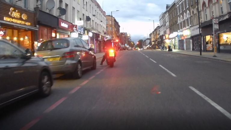 Střelec vystřelil šest výstřelů za dvě sekundy. Pic: Met Police