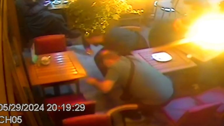Muži se snažili bezpečnost. Pic: Met Police 