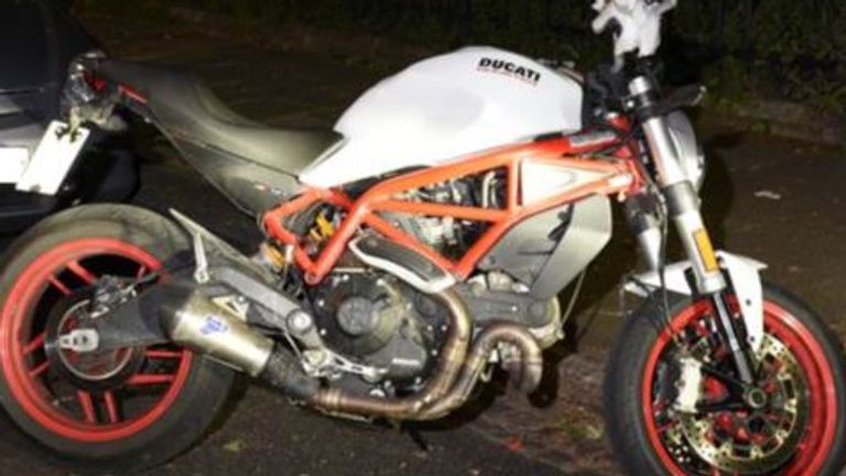 Ukradené monstrum Ducati se používá při střelbě. Pic: Met Police