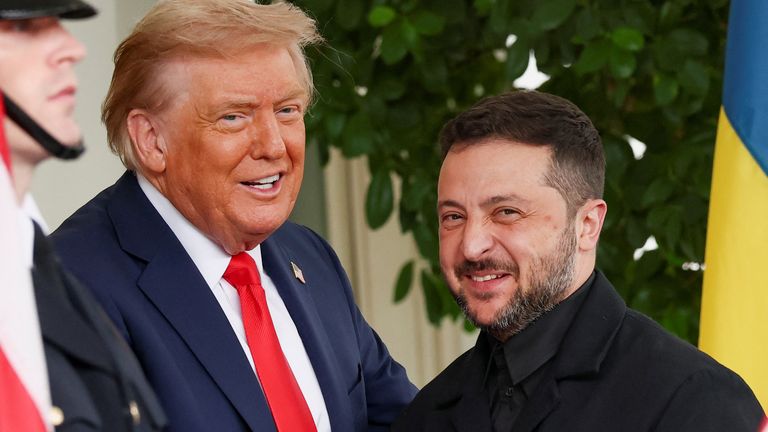 Oba byli viděni, jak blikal úsměv. Pic: Reuters/Kevin Lamarque