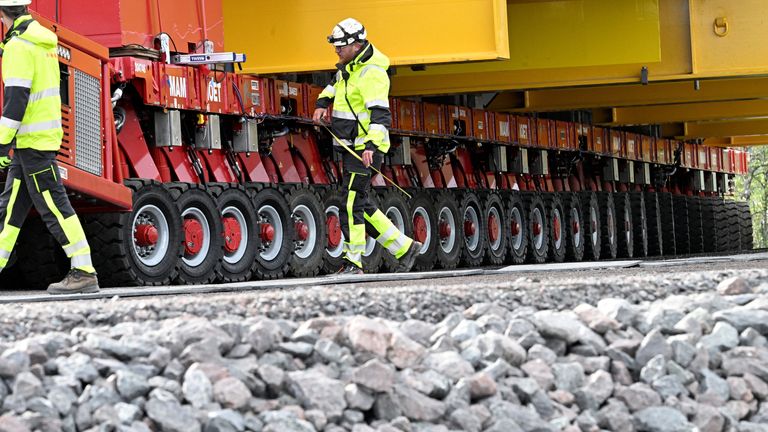 Speciálně navržený vozík s 224 koly přepravuje kostel. PIC: TT News/Reuters
