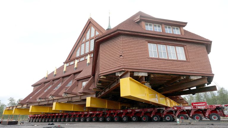 Kirunaův historický dřevěný kostel sedí na kolech, než se přesune na své nové místo. Pic: Reuters