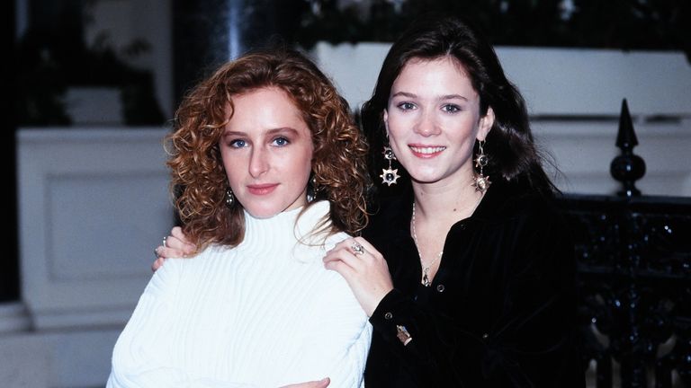 Brooksideův lesbický polibek mezi Margaret a Beth (LR Nicola Stapleton a Anna Friel) byla průkopnická televize. Pic: Shutterstock