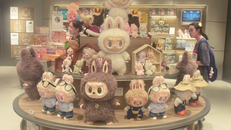 Různé typy produktů Labubu, které jsou vystaveny v popové odtoku v Hangzhou City v Číně. Pic: Featurechina/ap