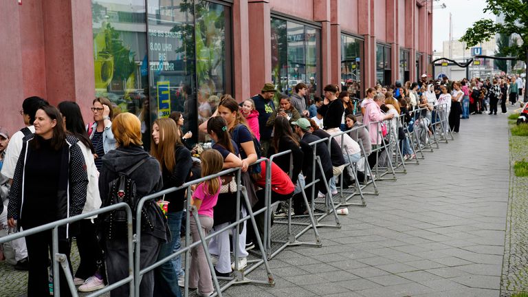 Fronta na konci července pro Labubus v prvním obchodě Pop Mart, který se otevřel v Německu. Pic: Ap