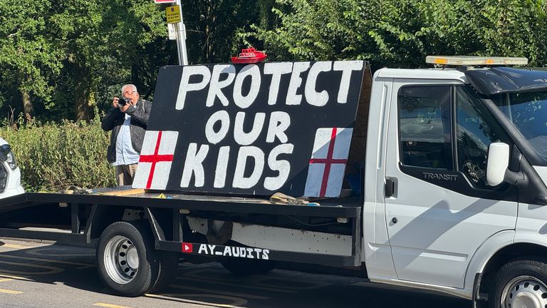 Obchodníci přinesli své nákladní automobily; Na zadní straně připevněné velké značky „chránit naše děti“.