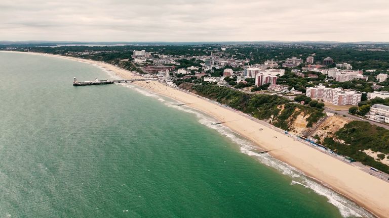Město přitahuje turisty kvůli své dlouhé písečné pláži