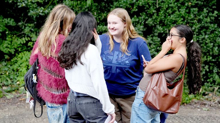 Žáci na Putney High School v Londýně dostávají své výsledky GCSE. Pic: Pa