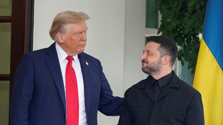 Donald Trump pozdraví Volodymyr Zlenskyy v Bílém domě. Pic: Reuters