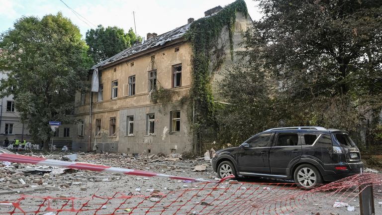 Pohled ukazuje bytový dům zasažený ruským úderem dronů v Lvivu ve čtvrtek. Pic: Reuters