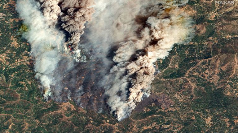 Satelitní obrázek ukazuje kouř z požárů v Portugalsku Piodao. Pic: Maxar/Reuters