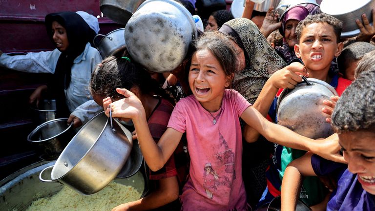 Palestinci čekají na přijetí jídla z charitativní kuchyně v Khan Younis. Pic: Reuters