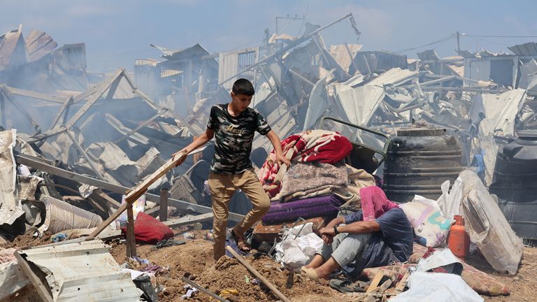 Izraelská stávka ve stanu v Deir al-Balah. Pic: Reuters