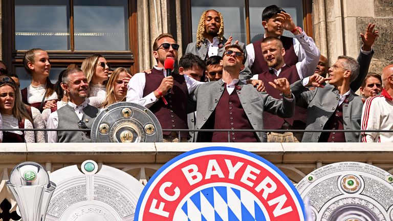 Kane slaví titul Bundesligy se svými spoluhráči z Bayern Mnichov. Pic: Reuters
