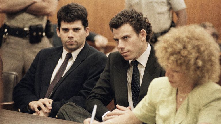 Lyle (vlevo) a Erik Menendez v soudní síni v roce 1990. Obrázek: AP