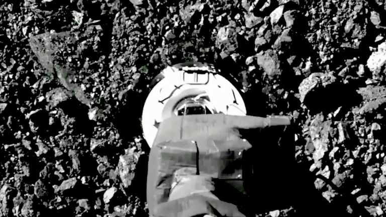 Kosmická loď Osiris-Rex se dotkne povrchu asteroidu Bennu v roce 2020. Obrázek: NASA/AP