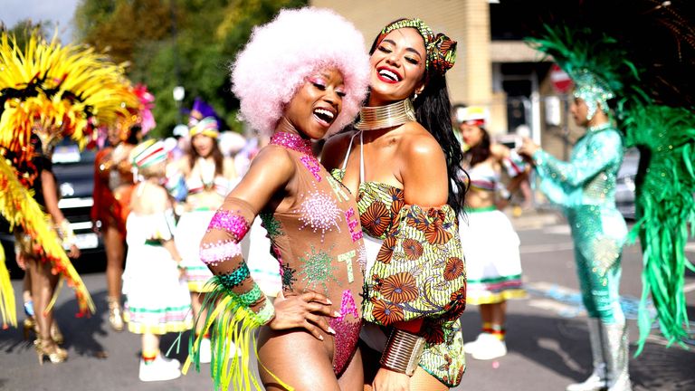 Samba Dancers představují fotografii před přehlídkou Notting Hill Carnival Parade. Pic Reuters