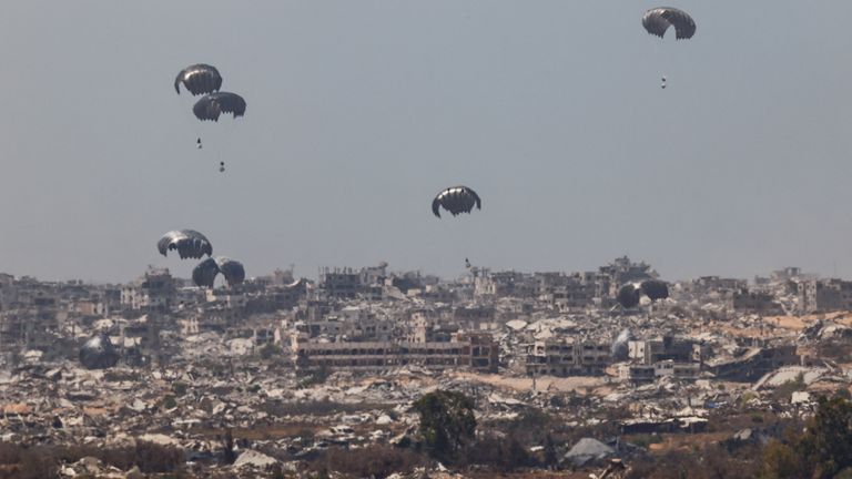 Pomoc je i nadále upuštěna vzduchem, ale humanitární skupiny tvrdí, že to nestačí. Pic: Reuters