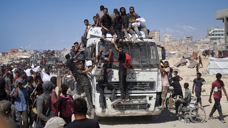 Lidé v Beit Lahia vezmou pytle mouky z pomoci na cestě do Gazy City. Pic: Ap
