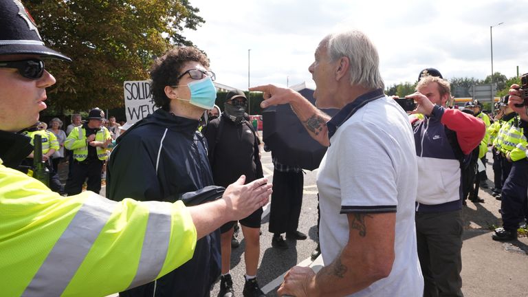 Konfrontace mezi protestujícím a protiopatřením před hotelem Sheraton Four Points v Horley, Surrey. Pic: Pa