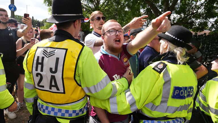 Lidé se účastní protestu mimo hotel Sheraton Four Points v Horley, Surrey. Pic: Pa
