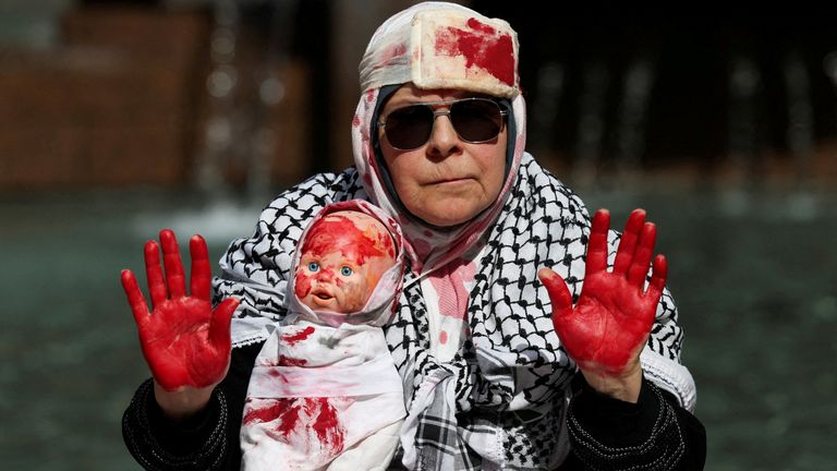 Demonstrátor nese panenku během celostátního pochodu pro Palestinský protest v Sydney 24. srpna. Pic: Reuters