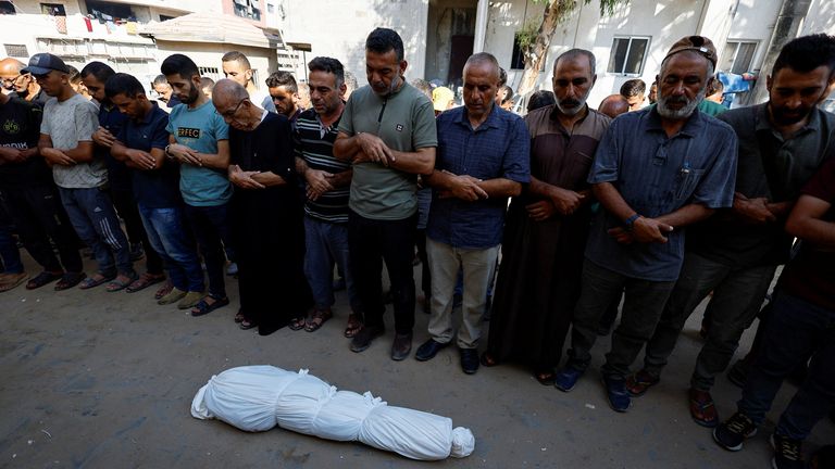 Mournery se modlí vedle těla palestinského chlapce Hamada Abedrabo dne 24. srpna. Pic: Reuters