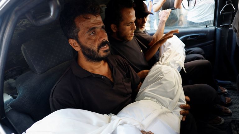 Mournery přepravují tělo Ahmeda Balaty 24. srpna. Pic: Reuters