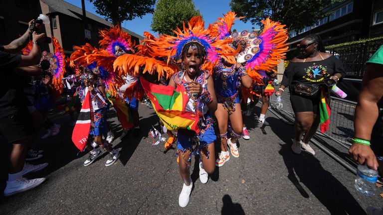 Lidé, kteří se účastní přehlídky Den dětí, část oslavy karnevalu Notting Hill. Pic: Pa