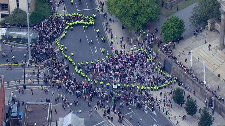 Policie samostatná protestující v Liverpoolu
