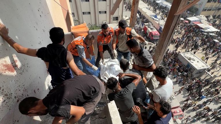 Záchranáři pracují na obnovení těla palestinského kameramana Hussama Al Masriho. Pic: Reuters