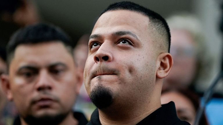 Emocionální Kilmar Abrego Garcia se objeví mimo polní kancelář Ice Baltimore dne 25. srpna 2025. Obrázek: Reuters