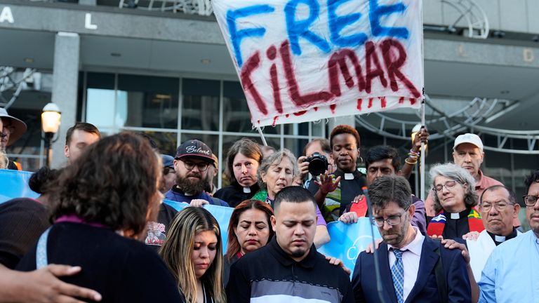 Jennifer Vasquez Sura, vpředu vlevo, se svým manželem Kilmarem Abrego Garcíou, přední střed. Pic: Ap