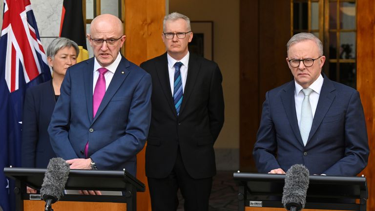 Mike Burgess, generální ředitel Asio a Anthony Albanese. Obrázek: Lukas Coch/AAP přes AP