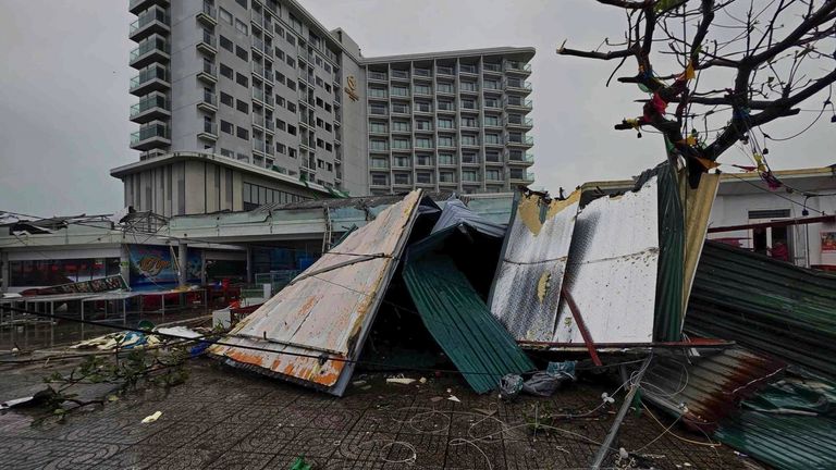 Střechy se zhroutily poté, co Typhoon Kajiki zametá ha tinh. Pic: Cong Tuong/VNA přes AP