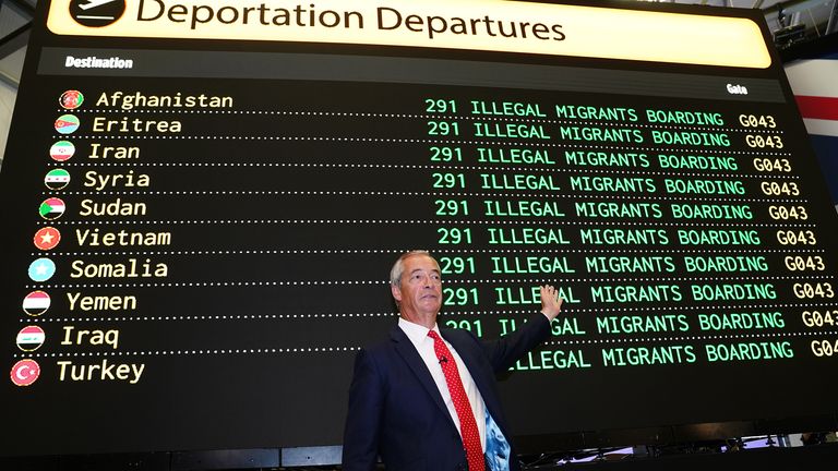 Nigel Farage představuje v úterý své kontroverzní plány deportace. Pic: Pa