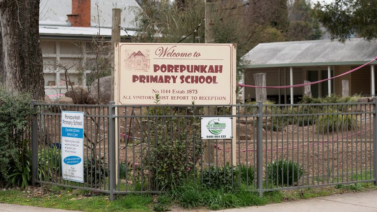 Základní škola Porepunkah v Porepunkahu ve Victoria byla několik hodin uzamčena. Pic: Reuters