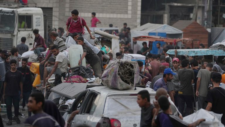 Vysídlení Palestinci uprchli z Jabalia s jejich věcmi na ulici ve městě Gazy. Pic: Ap