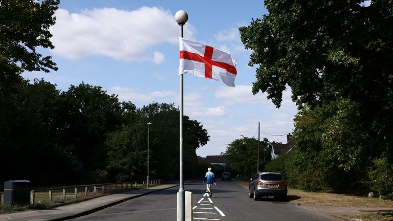 Vlajka St George visí z lampy v Harlowu. Pic: Reuters
