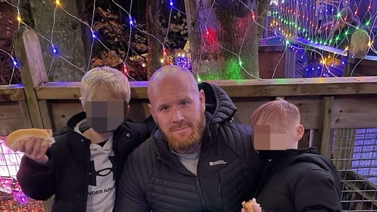 Lenny Scott a jeho děti. Pic: Lancashire Police