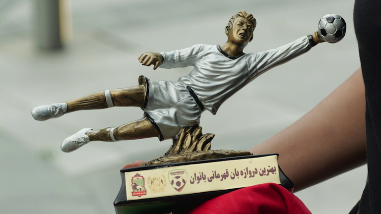 Elahaův jediný memento z domova je trofej z afghánského šampionátu