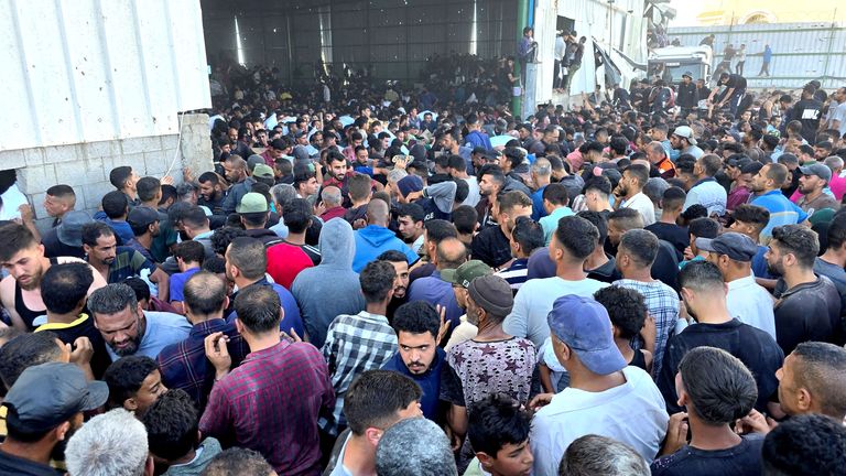 Palestinci se shromažďují v distribučním centru pomoci. Pic: Reuters