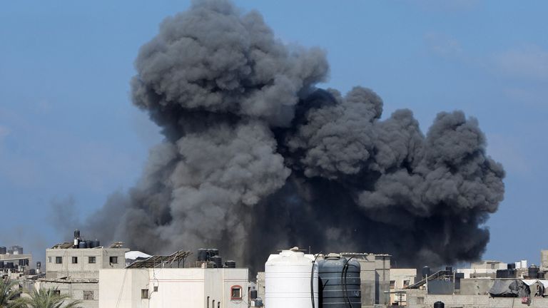 Po izraelské stávce v Deir Al Balah stoupá kouř. Pic: Reuters