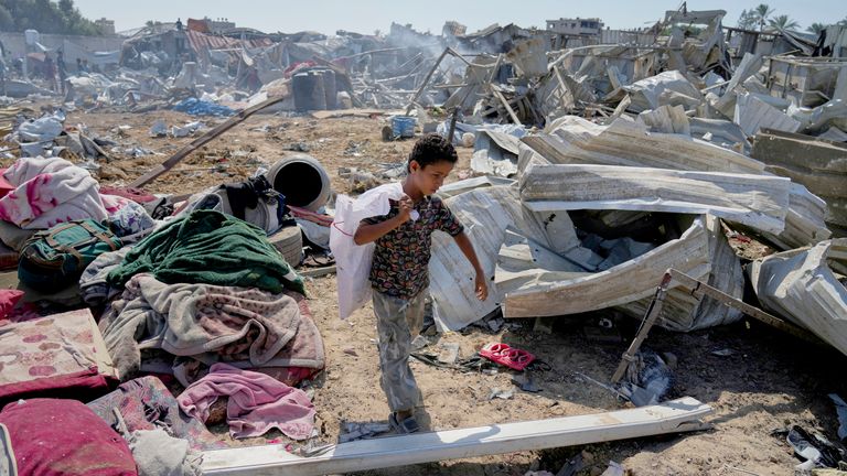 Palestinský chlapec chodí uprostřed trosek po udeření v Deir Al Balah. Pic: Ap