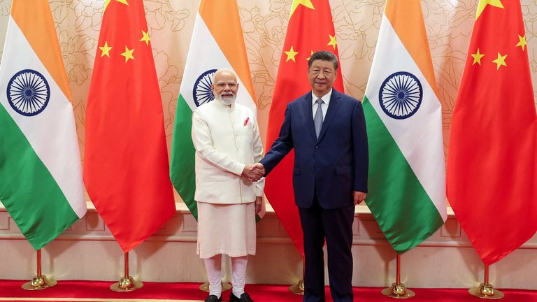 Indický PM Modi potřásá rukama s Xi Jinpingem. Pic: Reuters