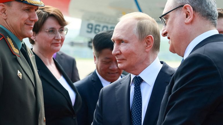 Vladimir Putin třese rukama s úředníky během uvítacího obřadu v Číně. Pic: Reuters