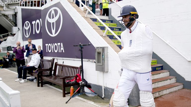 Anglie Chris Woakes s paží v praku zamíří k pálce v pátém dni pátého testu Rothesay na Kia Oval.  Pic: Pa