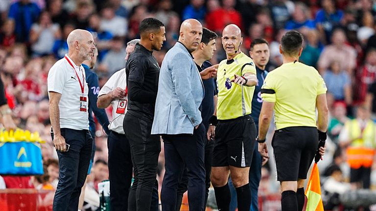 Anthony Taylor zastavil hru poté, co Bournemouth vpřed Antoine Semenyo si stěžoval na přijetí rasistického zneužívání v Anfieldu. Pic: Pa